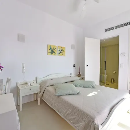 & Kalypso Naousa (Paros)